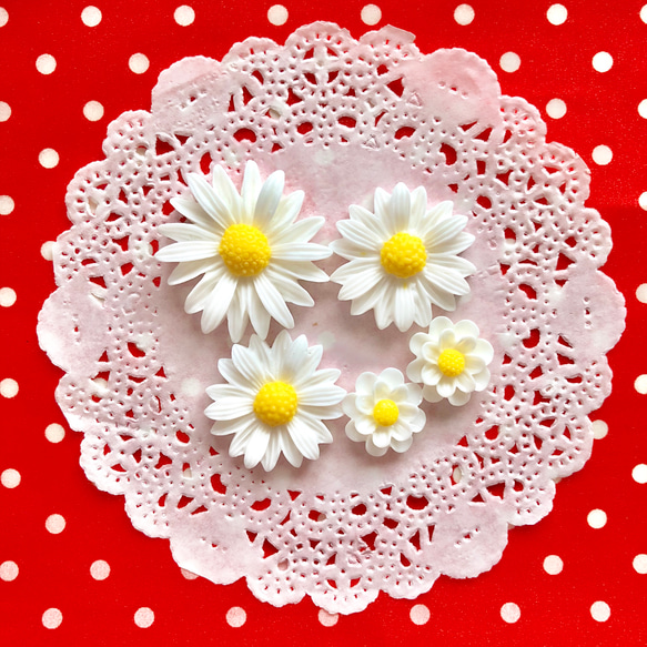 レトロポップ ★白いお花のカボション【3サイズ5個セット】 1枚目の画像