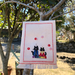 黒猫手刺繍の雛タペストリー 1枚目の画像