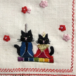 黒猫手刺繍の雛タペストリー 2枚目の画像