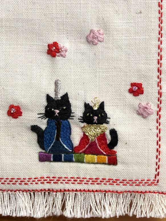 黒猫手刺繍の雛タペストリー 2枚目の画像