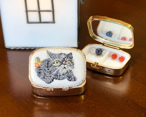 ぺちゃんこ鼻の猫ちゃん、手刺繍ピルケース その他ケース mika工房