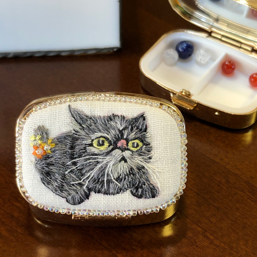 ぺちゃんこ鼻の猫ちゃん、手刺繍ピルケース その他ケース mika工房