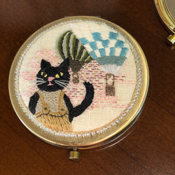 バルーンと黒猫の手刺繍、コンパクト・ミラー　Ａ 2枚目の画像