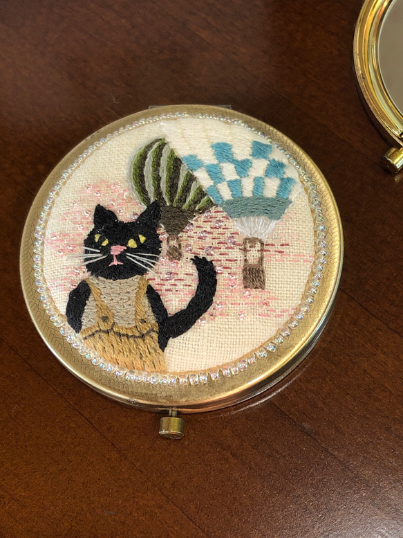 バルーンと黒猫の手刺繍、コンパクト・ミラー　Ａ 2枚目の画像