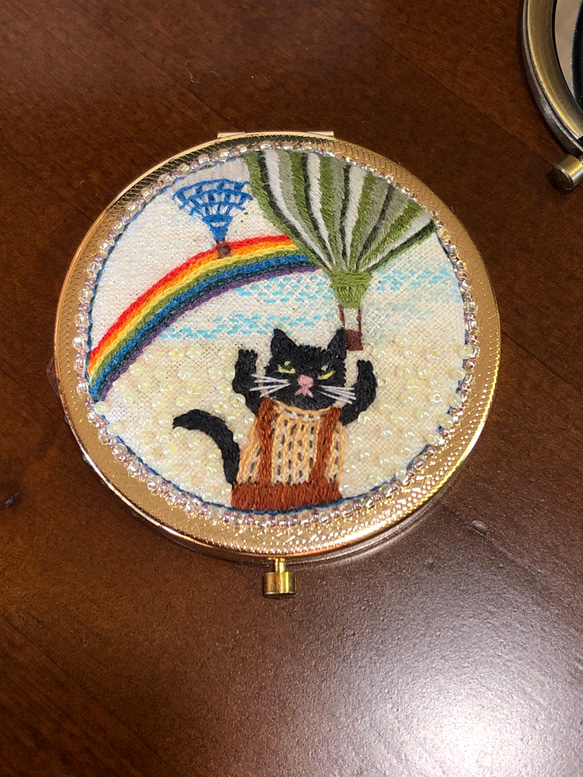 バルーンと黒猫の手刺繍、コンパクト・ミラー　Ｂ 2枚目の画像