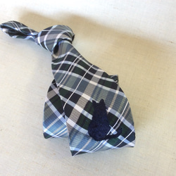 猫の刺繍（シルエット）チェック柄ネクタイ 1枚目の画像