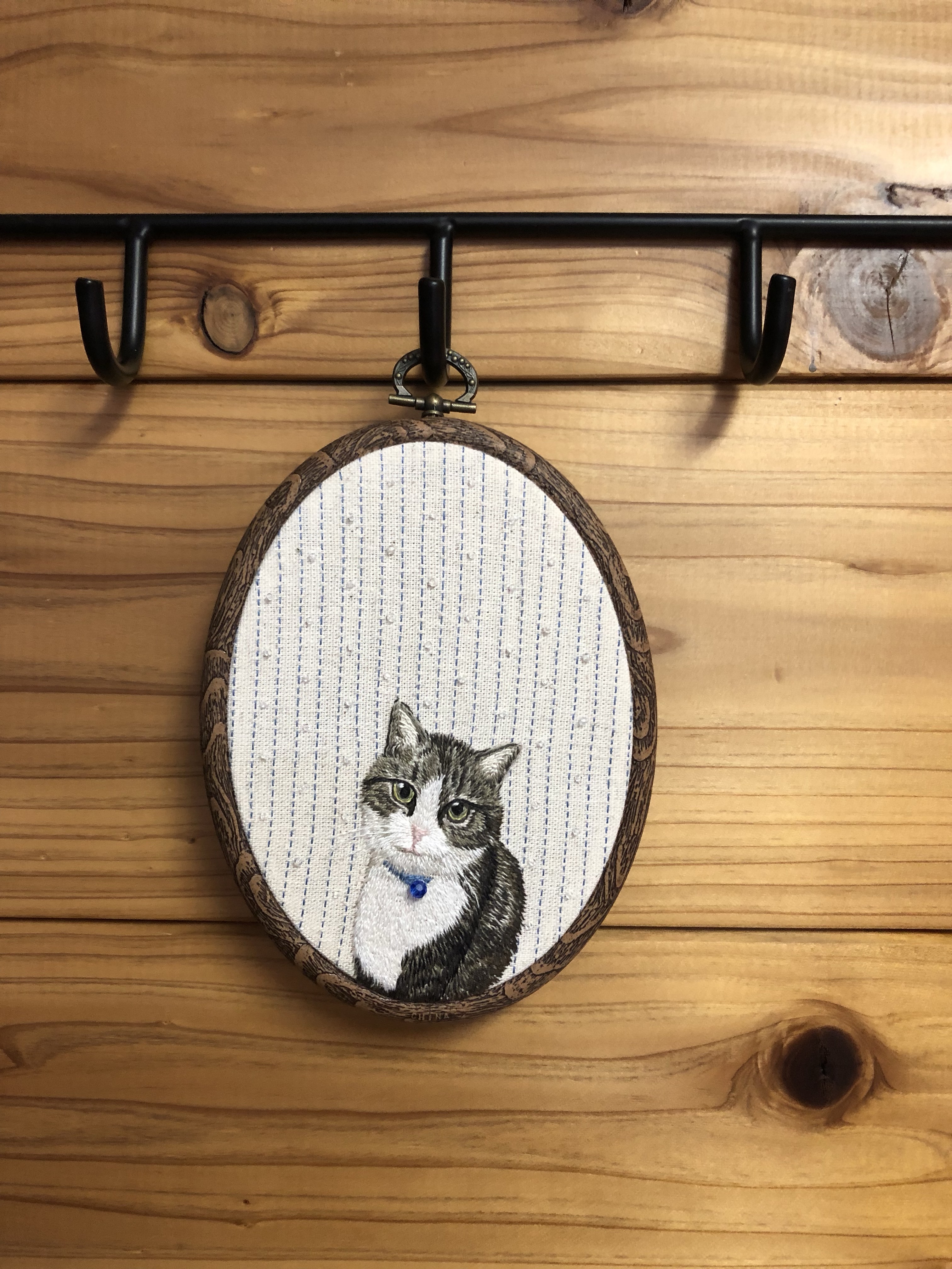 可愛い猫の額入り手刺繍 タペストリー・壁掛け mika工房 通販