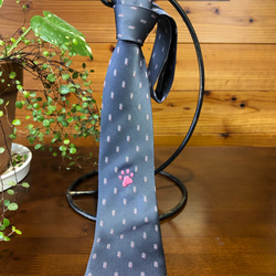 猫の肉球の手刺繍　グレー地ネクタイ 1枚目の画像