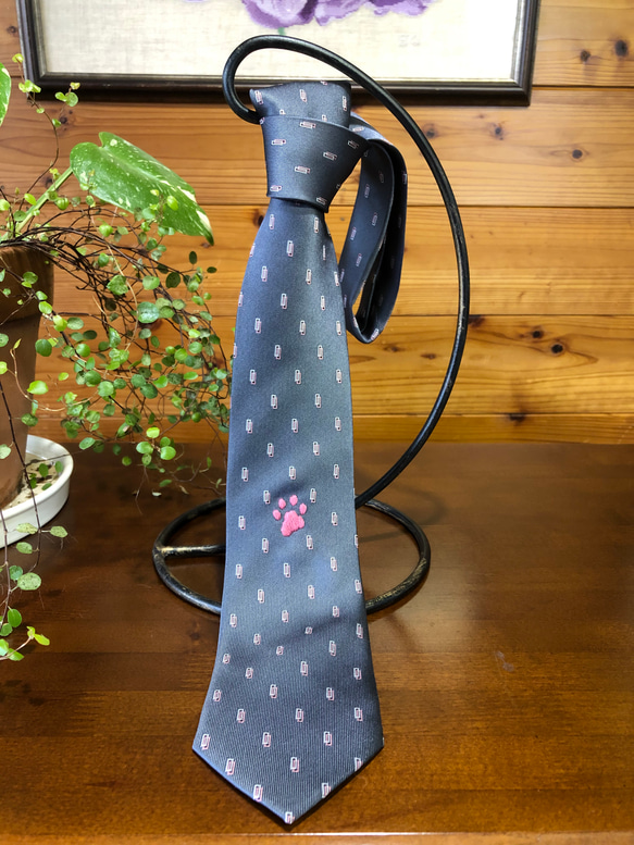 猫の肉球の手刺繍　グレー地ネクタイ 1枚目の画像