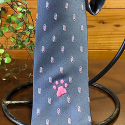 猫の肉球の手刺繍　グレー地ネクタイ 2枚目の画像