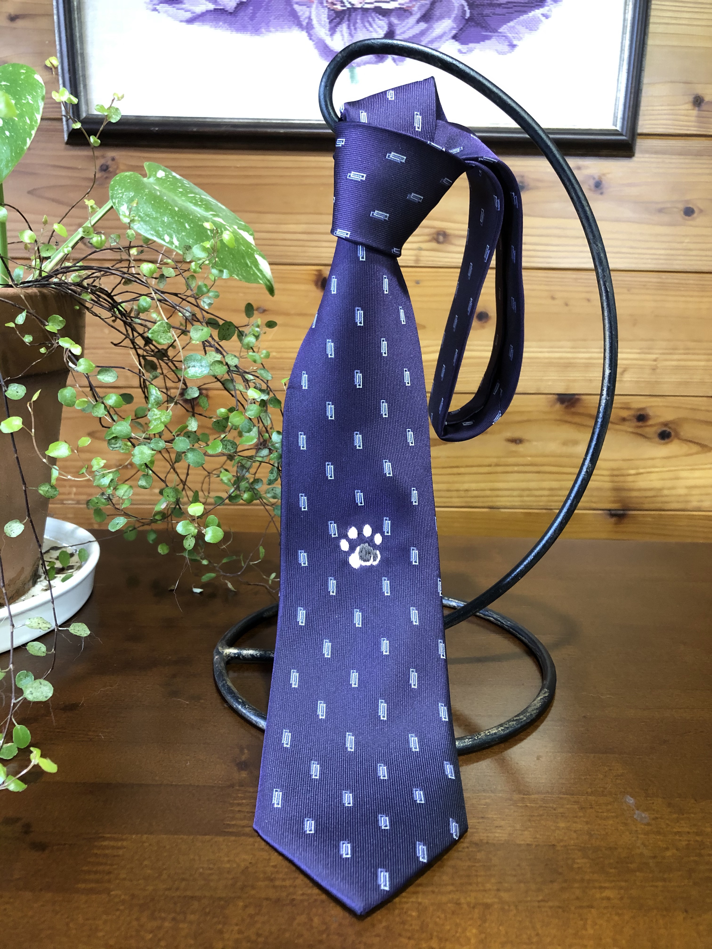 猫の肉球の手刺繍　大人モダンな紫地ネクタイ