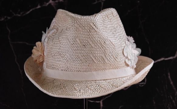 ラローズレア、輸入ラミー、古い花びら、フレンチレースで作られた麦わら帽子ラミーで作られた帽子 1枚目の画像