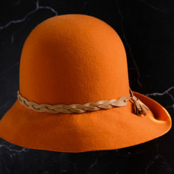 輸入フレンチウール製のベル型の冬用帽子で、手織りの革リボンで飾られたポチロンカボチャ。ウールフェルト製の帽子 2枚目の画像
