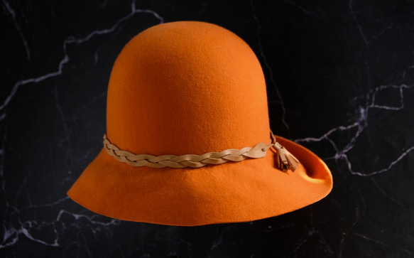 Potiron南瓜,以法國進口羊毛呢製作及手工編織真皮飾帶裝飾的鐘型冬帽 A hat made of wool felt 第2張的照片