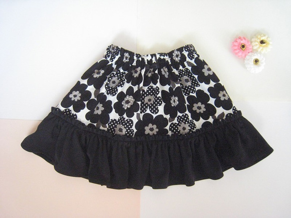裾１段フリルのギャザースカート★黒花柄★サイズ120 2枚目の画像