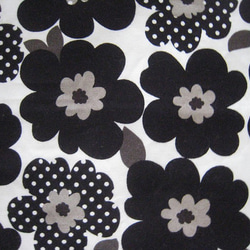 裾１段フリルのギャザースカート★黒花柄★サイズ120 3枚目の画像