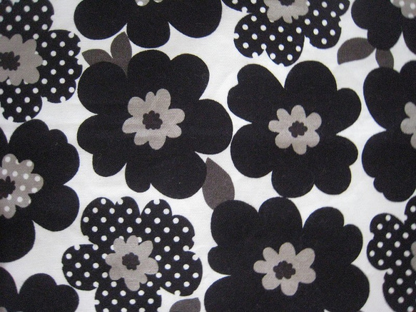裾１段フリルのギャザースカート★黒花柄★サイズ120 3枚目の画像