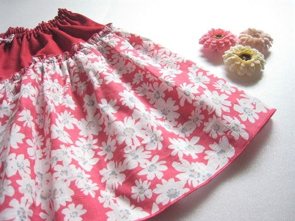 １段フリルのスカート☆赤×小花☆サイズ130 2枚目の画像