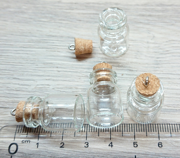 円柱の小瓶 4個セット コルクカン付きシルバー色 4枚目の画像