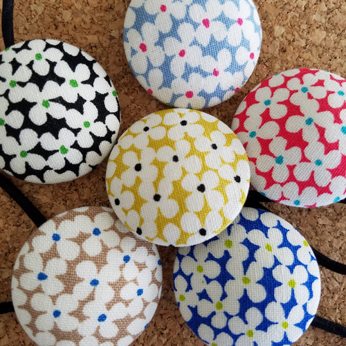 キャラメルカラー♡白い花♡5センチパッチンピンと2.7センチくるみボタンヘアゴム キャラメルカラー♡白い花♡5センチパッチンピンと2.7センチくるみ