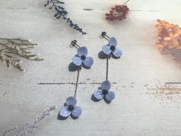 パープルの小花の揺れるアクセサリー(ピアス・イヤリング) 2枚目の画像