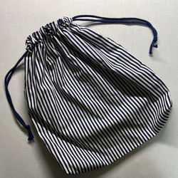大きめ巾着袋【紺白ストライプ】40✖️38 1枚目の画像