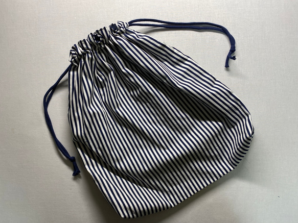 大きめ巾着袋【紺白ストライプ】40✖️38 1枚目の画像