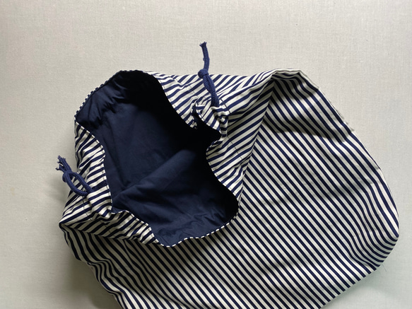 大きめ巾着袋【紺白ストライプ】40✖️38 2枚目の画像