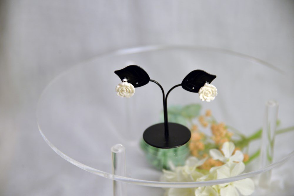 バラのピアス  P-005