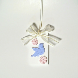 羽ばたく青い小鳥とお花のアロマストーンサシェ 4枚目の画像