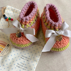 〈出産祝いに〉＜Baby booties＞パステルボーダーかぎ針編みブーツ 1枚目の画像