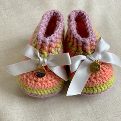 〈出産祝いに〉＜Baby booties＞パステルボーダーかぎ針編みブーツ 2枚目の画像