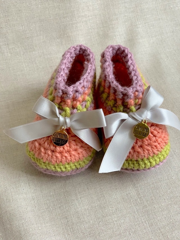 〈出産祝いに〉＜Baby booties＞パステルボーダーかぎ針編みブーツ 2枚目の画像