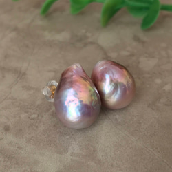 K14GF Edison Baroque Pearl Stud Earrings Metallic Purple 第2張的照片