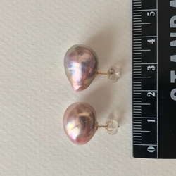 K14GF Edison Baroque Pearl Stud Earrings Metallic Purple 第4張的照片