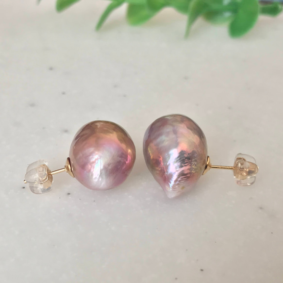 K14GF Edison Baroque Pearl Stud Earrings Metallic Purple 第6張的照片