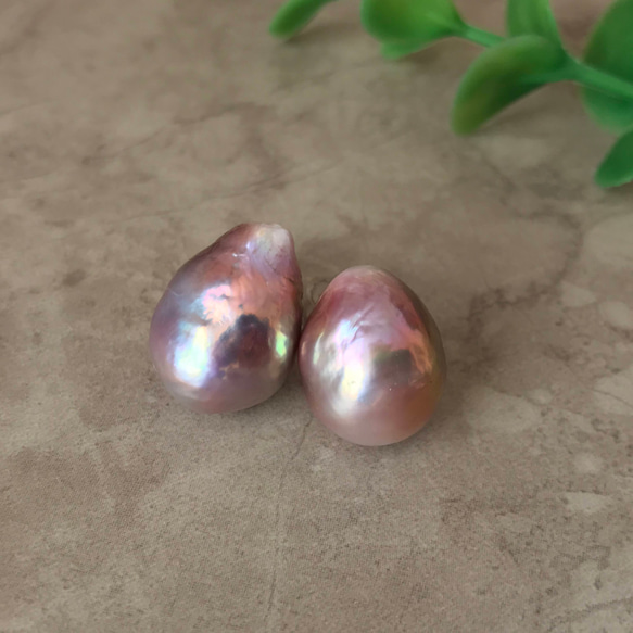 K14GF Edison Baroque Pearl Stud Earrings Metallic Purple 第7張的照片