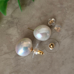 K14GF Edison Baroque Pearl Stud Earrings Metallic Purple 第10張的照片