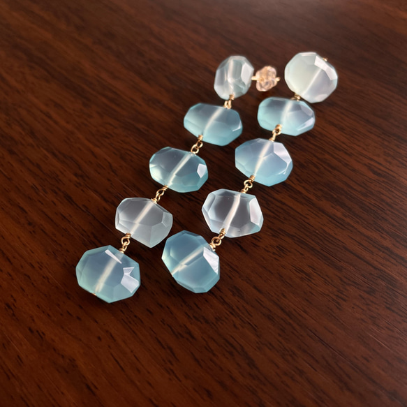 K14GF Sea Blue Chalcedony Ladder Earrings 第2張的照片