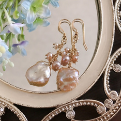 K14GF Natural color salmon pink pearl petal Earrings 第2張的照片