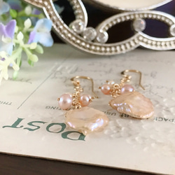 K14GF Natural color salmon pink pearl petal Earrings 第3張的照片