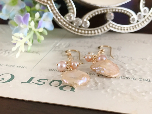 K14GF Natural color salmon pink pearl petal Earrings 第3張的照片