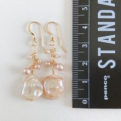 K14GF Natural color salmon pink pearl petal Earrings 第4張的照片