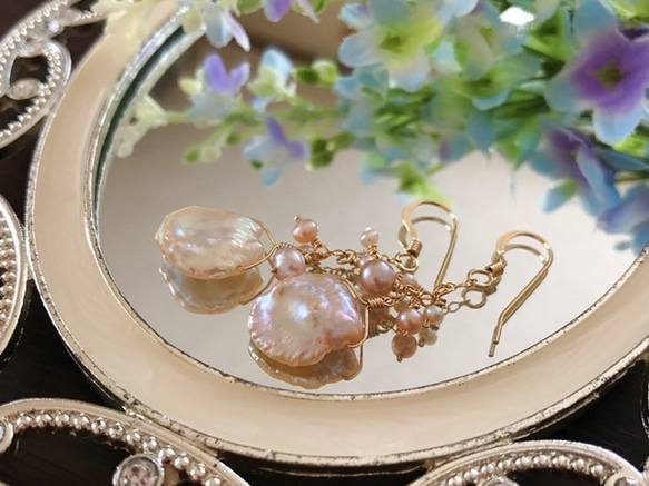 K14GF Natural color salmon pink pearl petal Earrings 第7張的照片