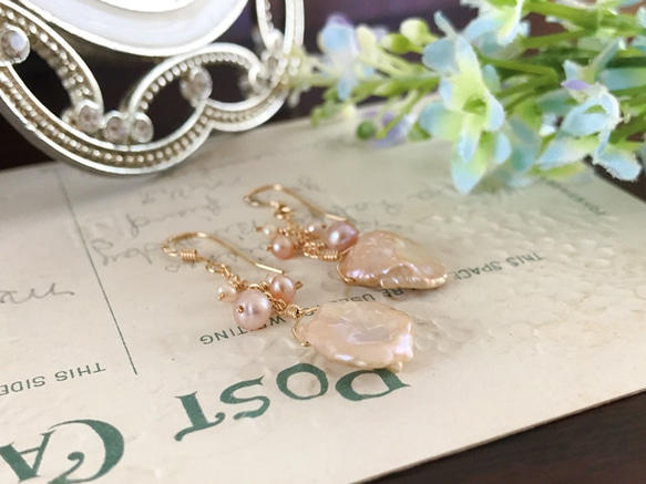 K14GF Natural color salmon pink pearl petal Earrings 第8張的照片