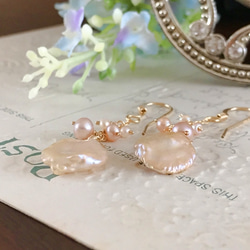 K14GF Natural color salmon pink pearl petal Earrings 第10張的照片