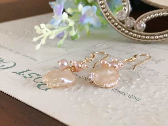 K14GF Natural color salmon pink pearl petal Earrings 第10張的照片