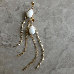 K14GF White jade and tiny freshwater pearl earrings 第1張的照片