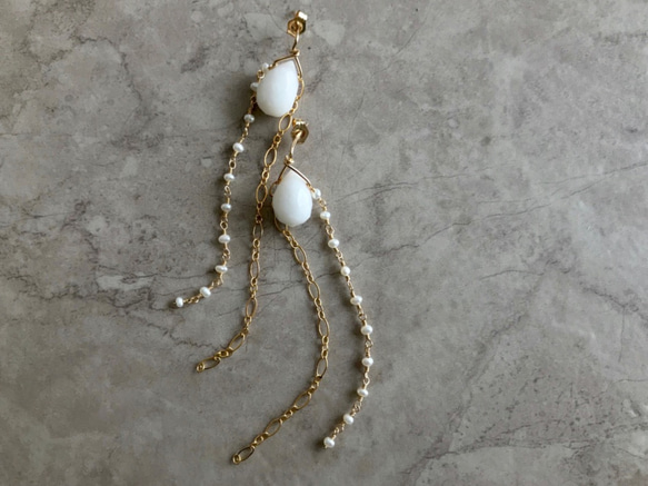 K14GF White jade and tiny freshwater pearl earrings 第1張的照片