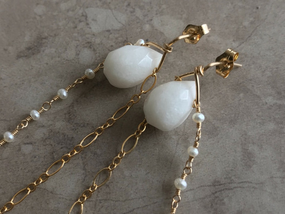 K14GF White jade and tiny freshwater pearl earrings 第8張的照片